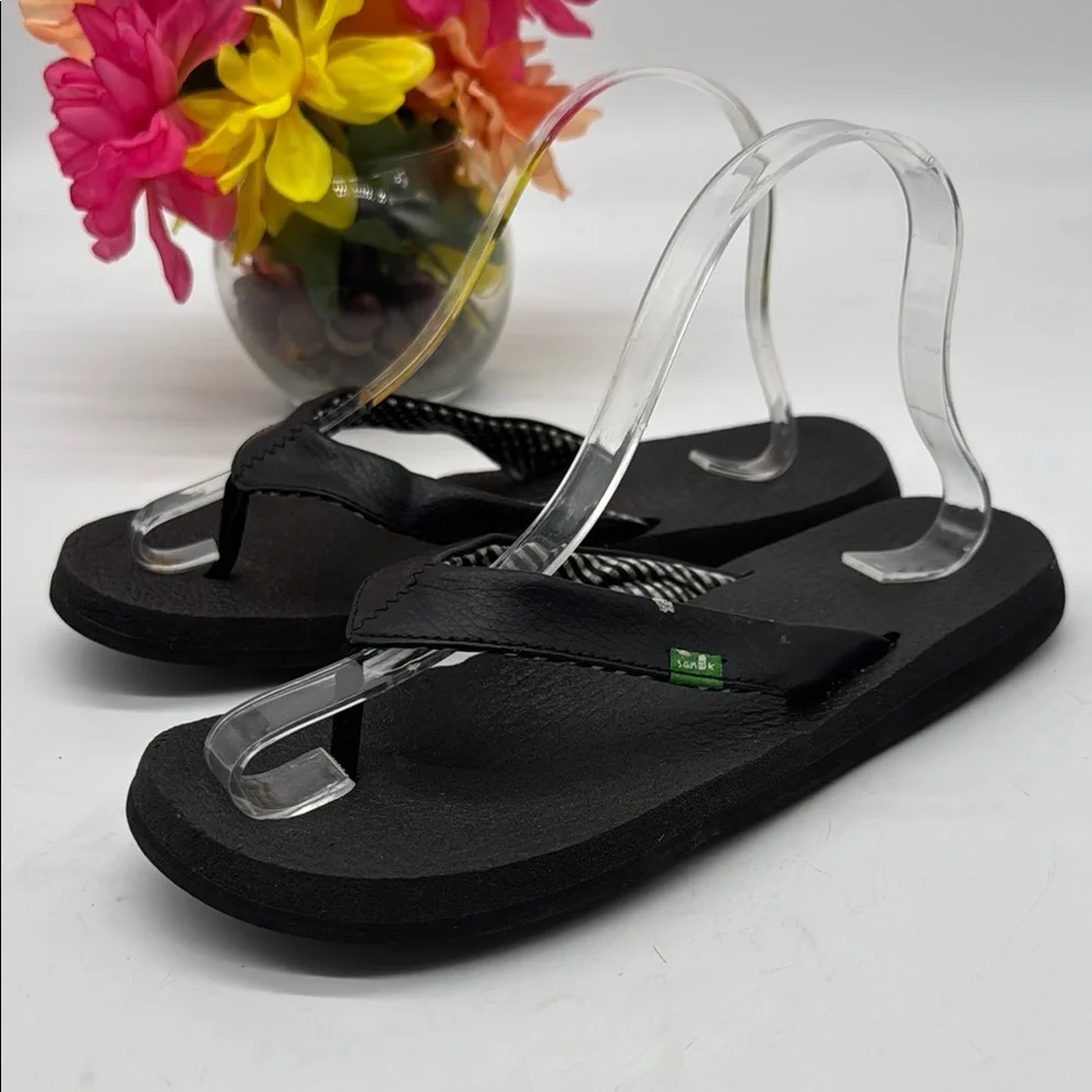 Black Textured Accessory with Green Tag FFT7971F
